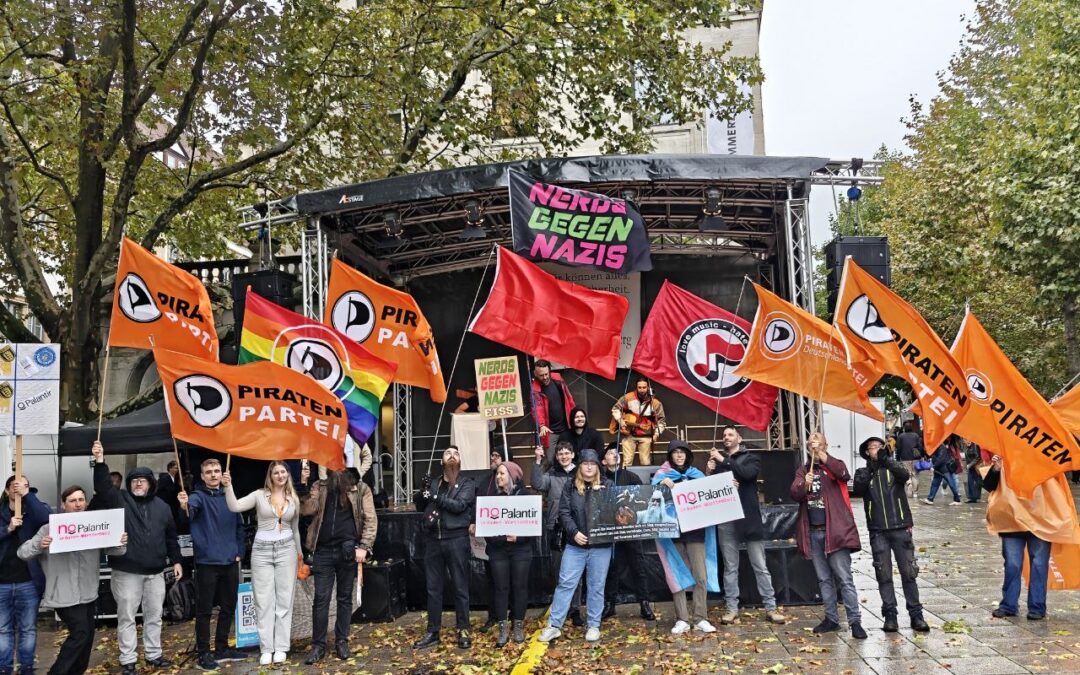 Aufstellung vor der Bühne in Stuttgart mit Flaggen gegen Palantir