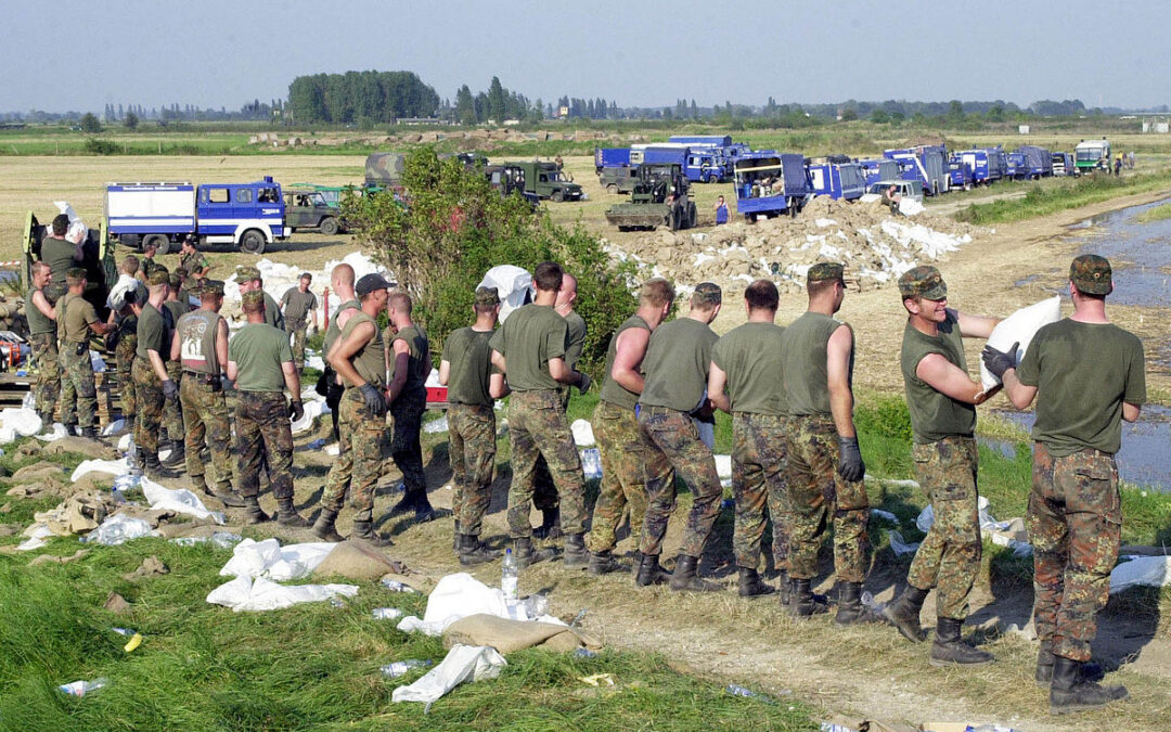 Bundeswehr und THW im Hochwassereinsatz