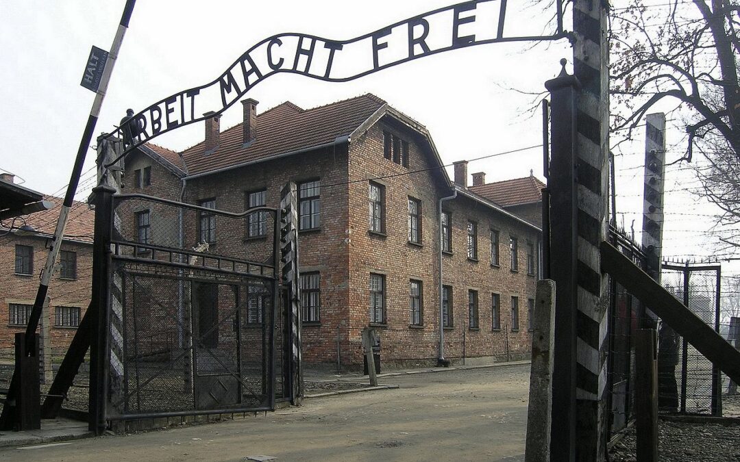 Eingangstor_des_KZ_Auschwitz,_Arbeit_macht_frei_(2007)
