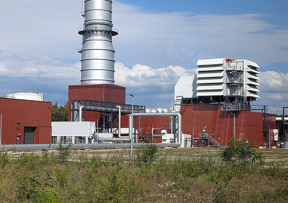 Bild des Gaskraftwerks Leipheim mit einem hohen Turm