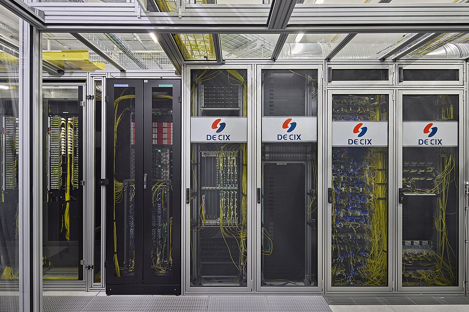 Blick auf einer Serverschrankwand des DE-CIX